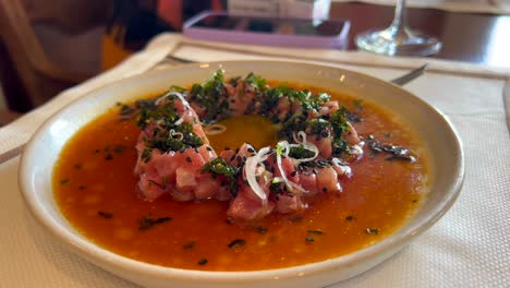 Delicioso-Tartar-De-Atún-Con-Algas-Y-Cebolla-En-España,-Entrante-De-Tapas-En-Un-Restaurante,-Toma-De-4k