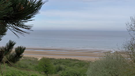 Omaha-Beach-Vom-Amerikanischen-Friedhof-Aus-Gesehen.-Statisch