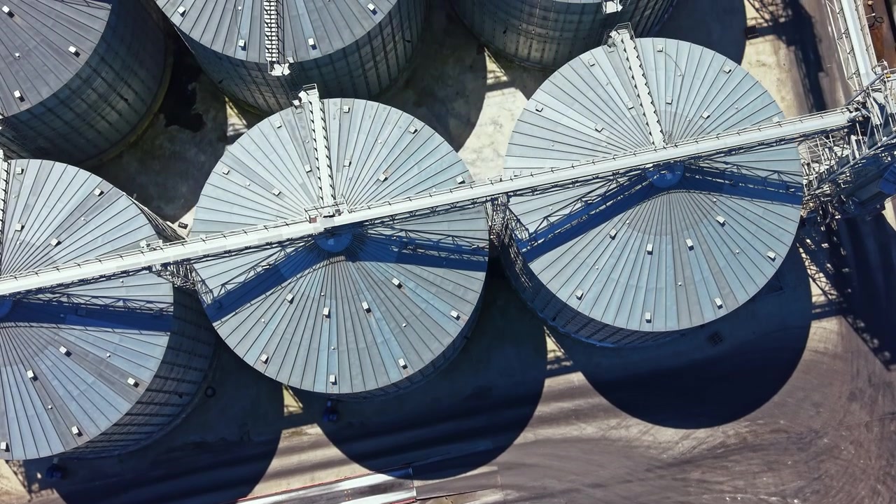 Grandi serbatoi industriali visti dall'alto in un impianto di giorno