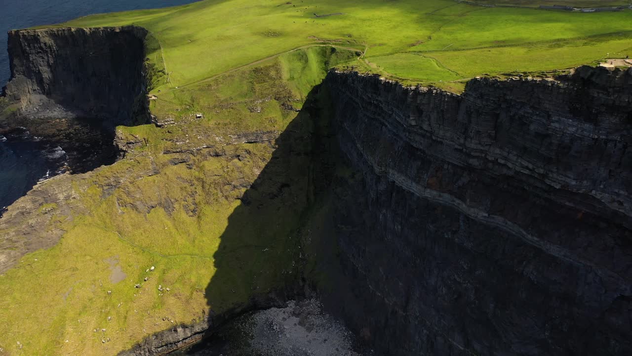 aves marinas volando sobre los acantilados de moher, irlanda, revelación aérea