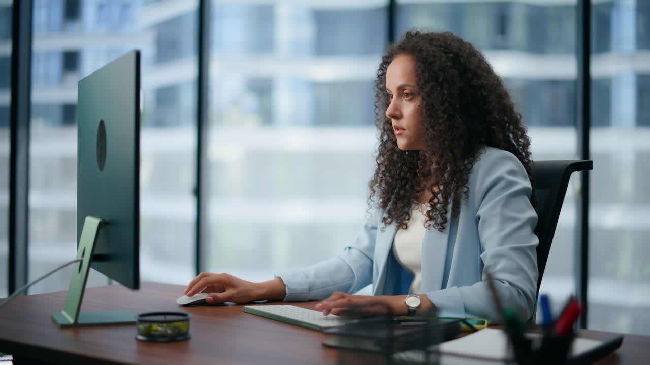 gerente serio escribiendo en el teclado en el escritorio primer plano. ceo leyendo información en la pc