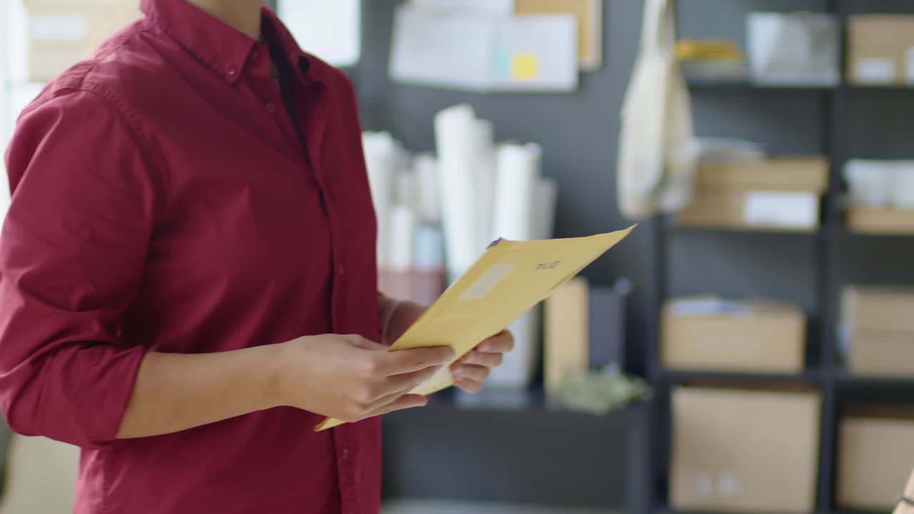 Un apretón de manos de negocios.