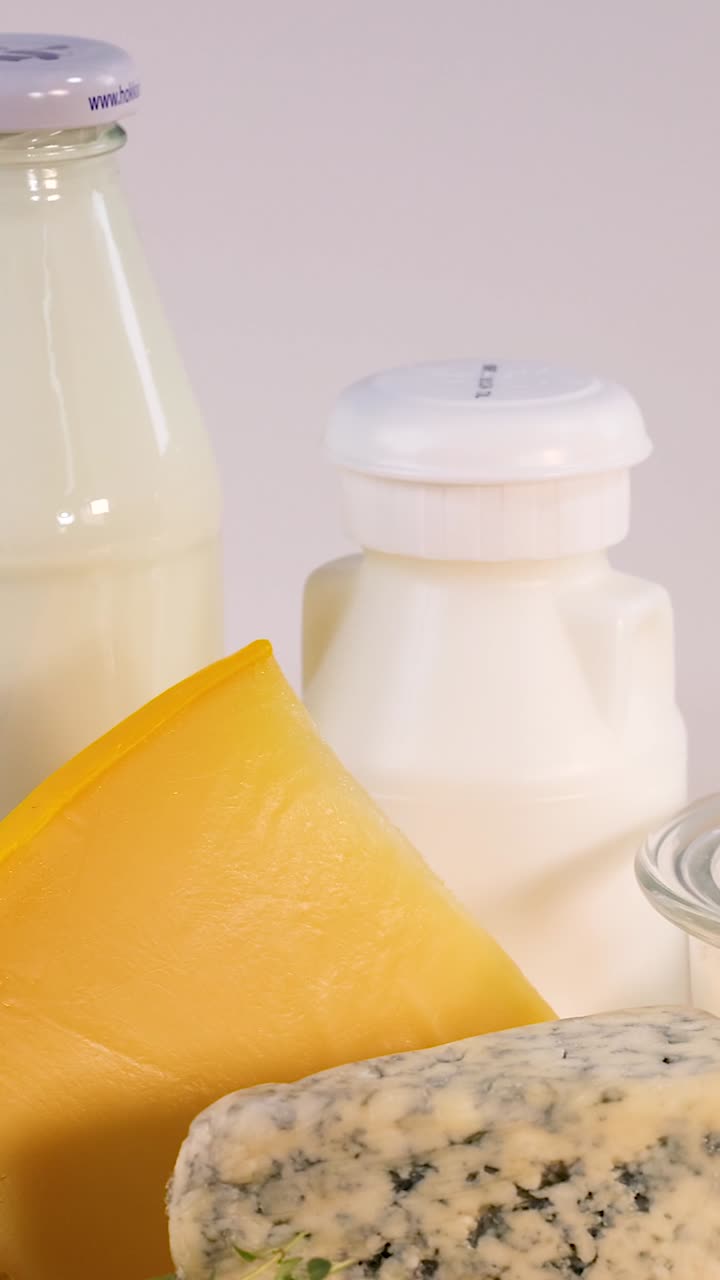 productos lácteos variados sobre un fondo azul