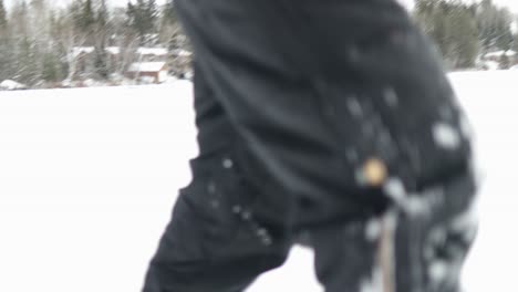 acción de cámara brusca cinematográfica de un hombre que entra y sale de foco en raquetas de nieve en el ártico canadiense