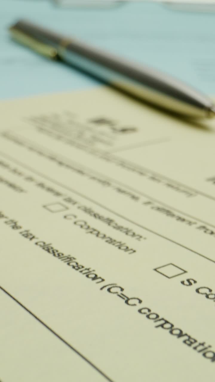 formulario de impuesto w-9 con bolígrafo