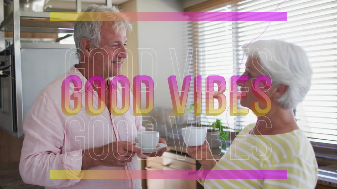 핑크색으로 좋은 진동의 애니메이션 행복한 백인 고령 커플이 부 ⁇ 에서 커피를 마시며 이야기하고 있습니다.