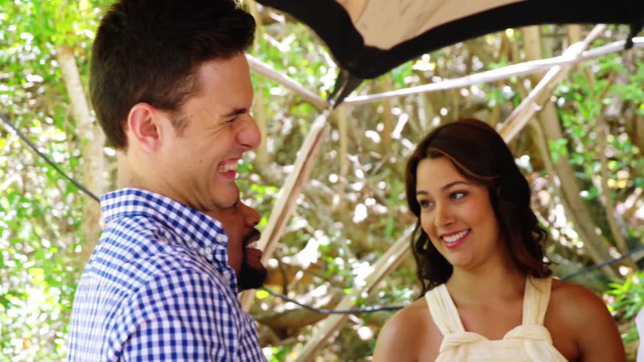 amigos interactuando entre sí en un restaurante