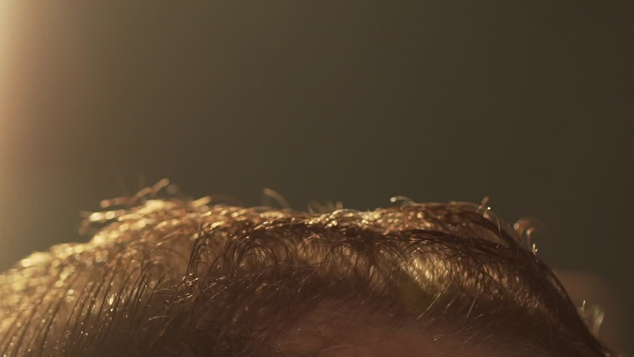 un hombre se corta el cabello.