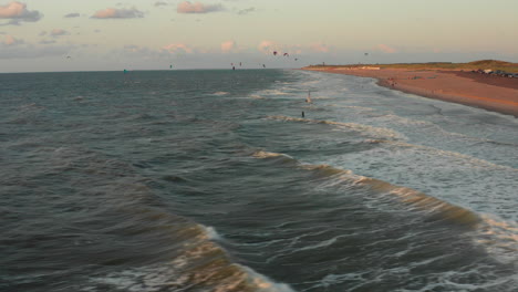 Kitesurfistas-Cerca-De-La-Playa-De-Domburg-Durante-La-Puesta-De-Sol