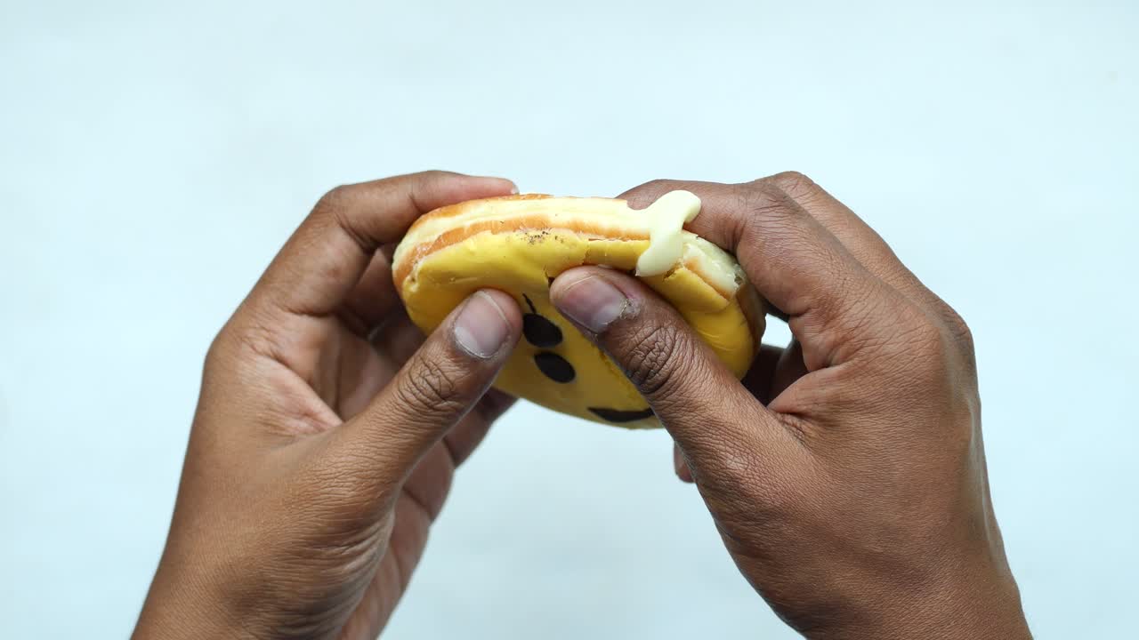 rompiendo una rosquilla con cara sonriente