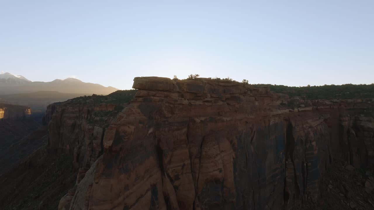 Alba sul canyon di Moab, che cattura i sereni paesaggi desertici all'alba
