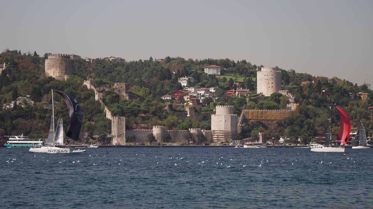 Regata de Vela em Istambul com Fortaleza Histórica ao Fundo