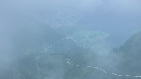 Hermoso-Y-Majestuoso-Paisaje-Bajo-Los-Cielos-Cubiertos-De-Niebla-De-Austria