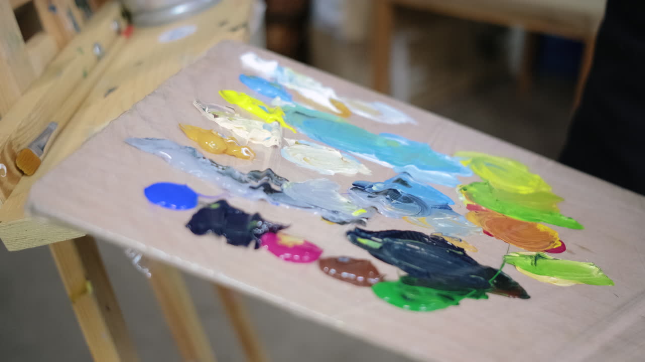 다양한 색상으로 예술가의 팔레트