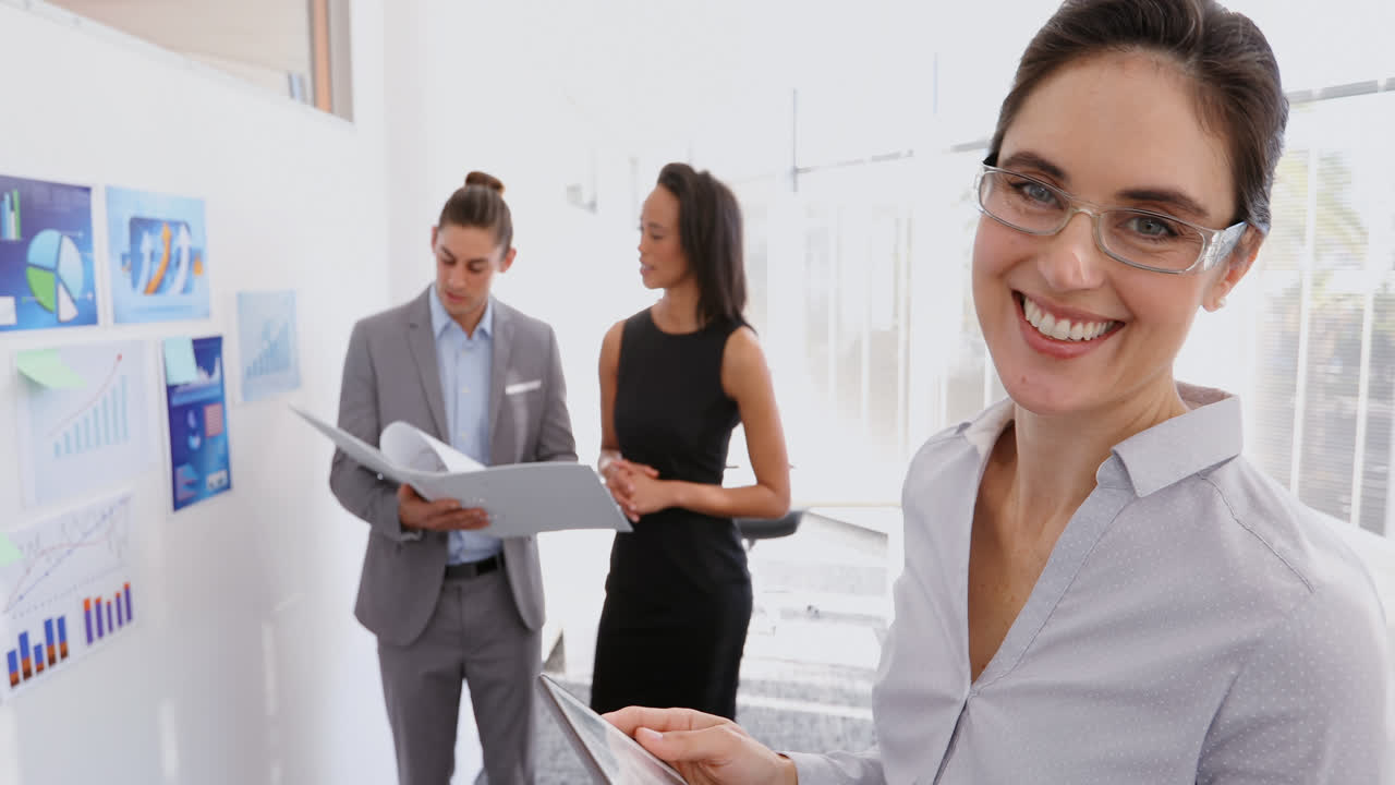 mujer ejecutiva que usa tableta digital 4k