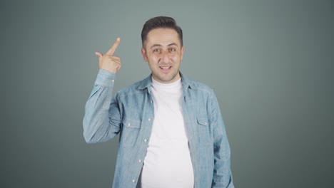 hombre mostrando su mente a la cámara.