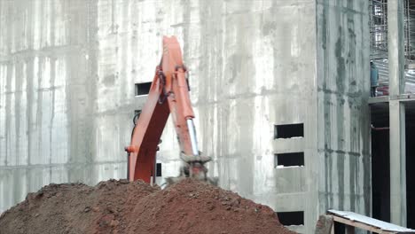 excavadora en el sitio de construcción