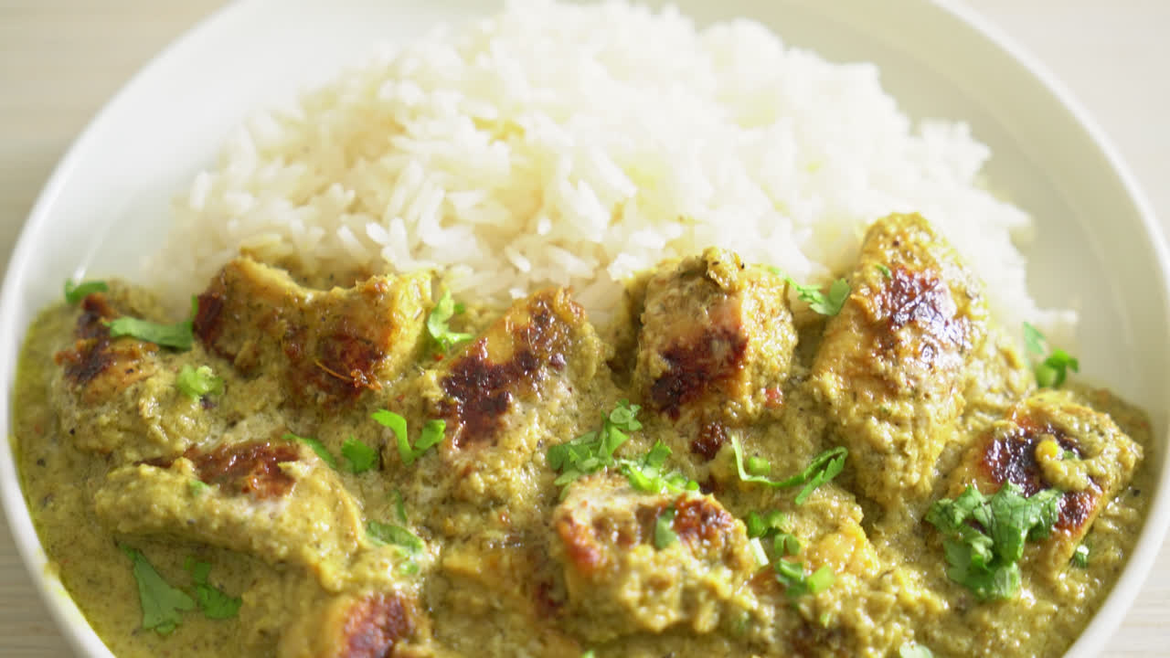 pollo afgano en curry verde o pollo hariyali tikka hara masala con arroz - estilo de comida asiática