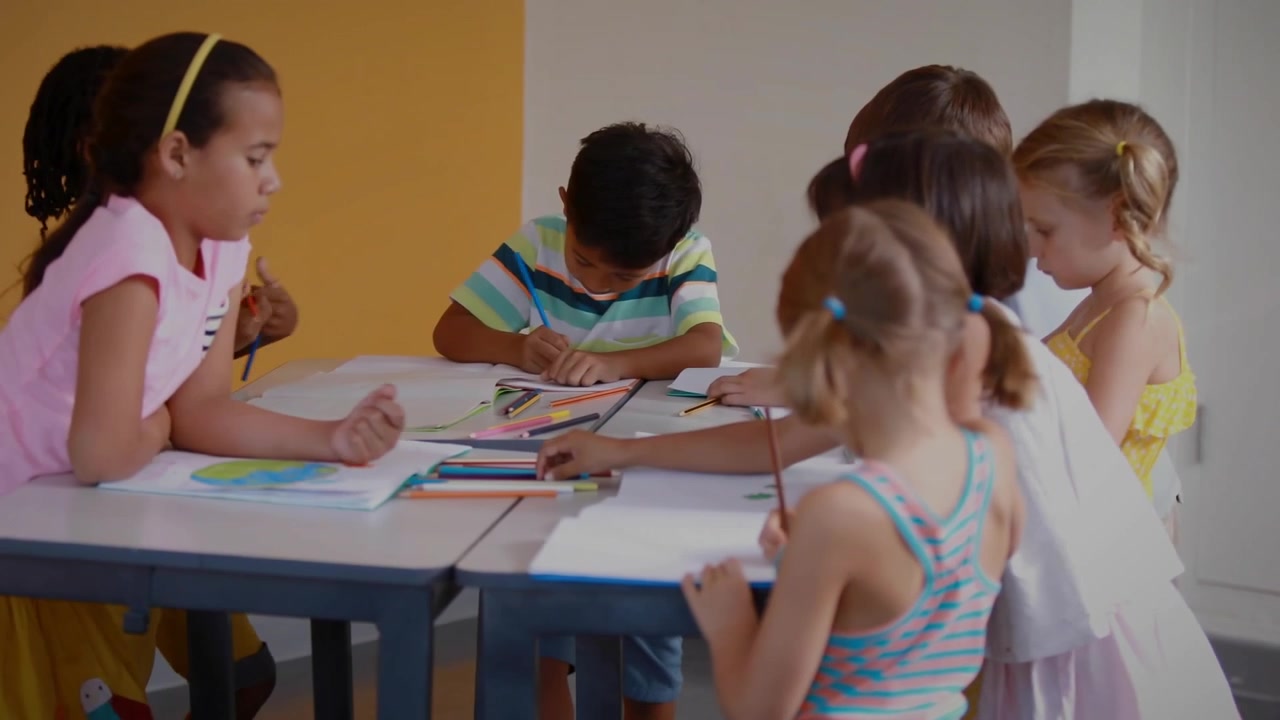 Bir sınıfta çizim yapan ve boyayan çeşitli çocuk grubu