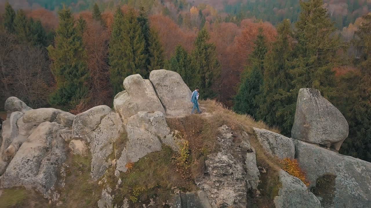 hombre joven en la colina de una montaña. hombre de negocios. novio. esposo. aéreo