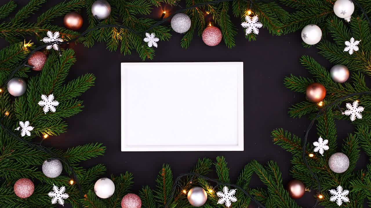 marco de navidad con guirnaldas de pino luces parpadeantes y lugar blanco para el texto. detener la movimiento