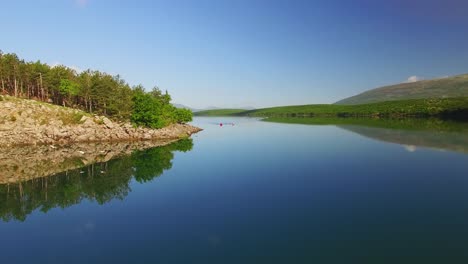 El-Grupo-Se-Divierte-En-Una-Canoa-En-Un-Hermoso-Lago