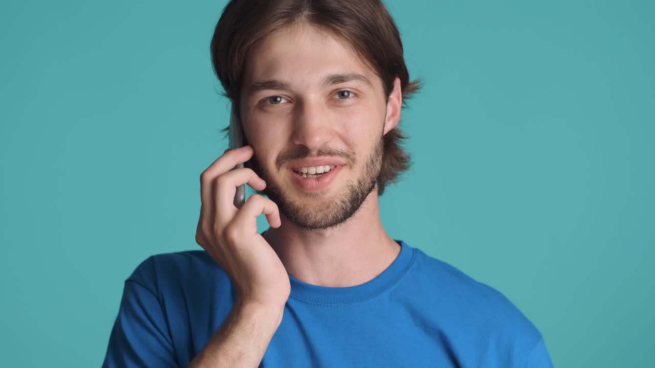 카메라 앞에 있는 백인 남성, 파란색 배경.