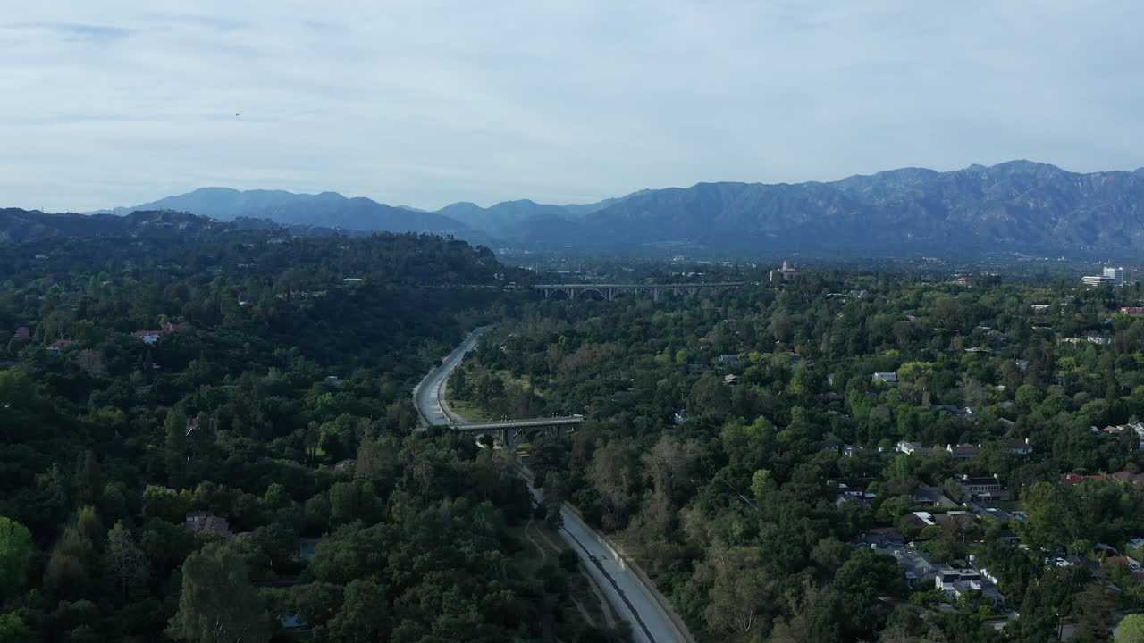 elevándose sobre pasadena, ca mirando el icónico puente de pasadena