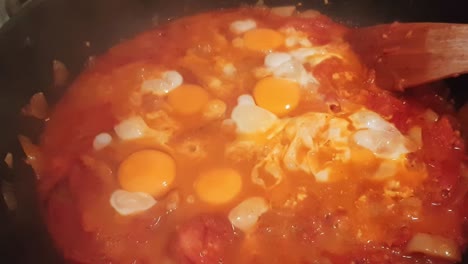 Cocinando-Un-Plato-Húngaro-Tradicional-Llamado-Lecs?