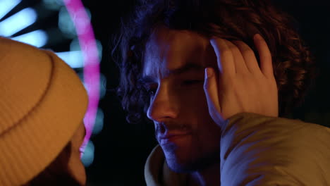 Mano-De-Mujer-Tocando-El-Cabello-De-Hombre-En-La-Ciudad-De-Noche.-Amor-Pareja-Teniendo-Cita-Al-Aire-Libre.