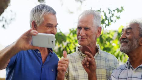 amigos mayores tomando selfies con el teléfono móvil 4k