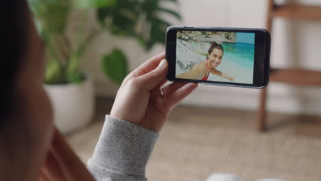 mujer joven chateando en video usando un teléfono inteligente amiga feliz en una playa de vacaciones en italia compartiendo experiencia de viaje divirtiéndose en vacaciones comunicándose con el teléfono móvil