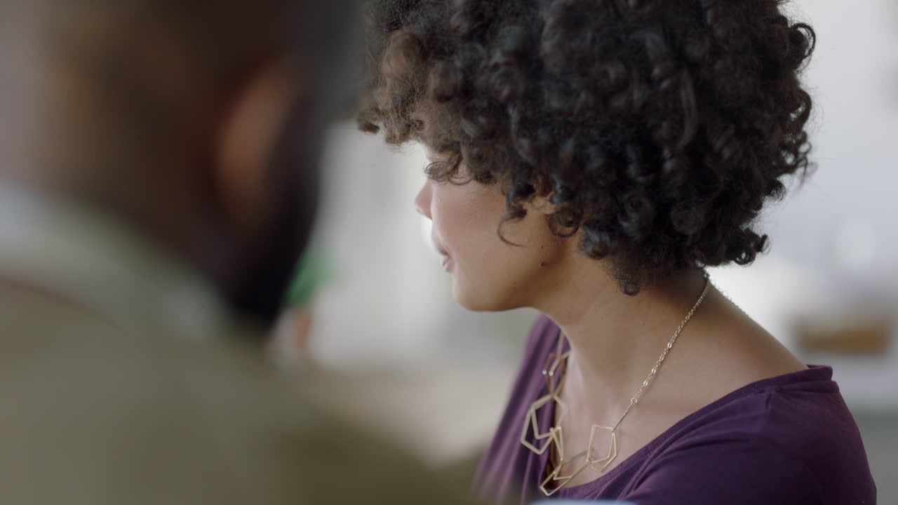 mujer hermosa en un café hablando con una amiga bebiendo café mujer afroamericana disfrutando de una conversación relajada charlando juntos socializando en el restaurante tienda de cerca