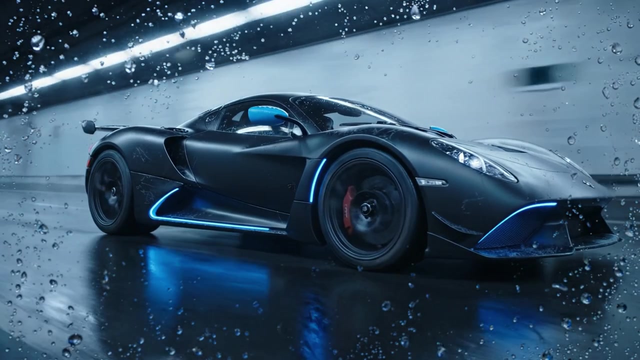 Un'elegante auto sportiva nera sfreccia attraverso un tunnel bagnato dalla pioggia, mettendo in mostra un design futuristico e accenti blu luminosi, catturata in uno straordinario movimento dinamico.