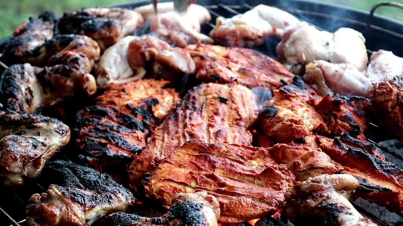 cocinar carne en una barbacoa de carbón
