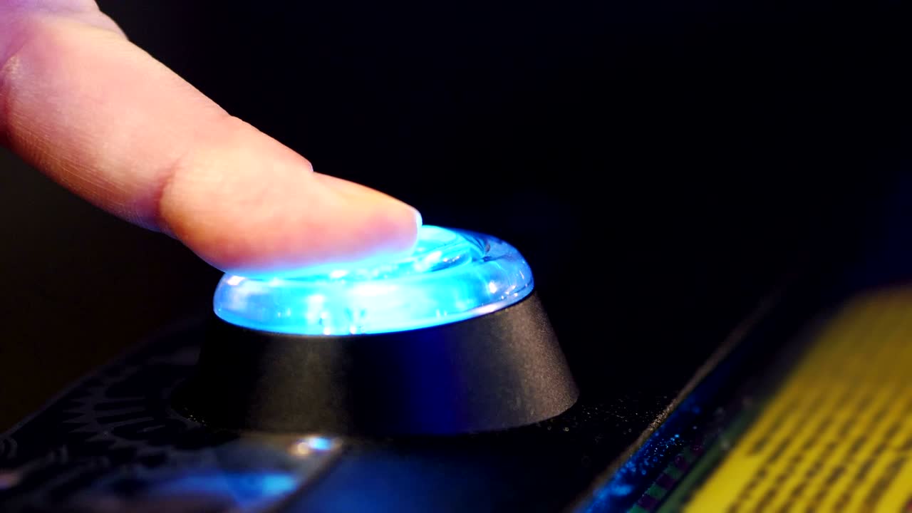 primer plano de hacer clic en el botón parpadeante en 4k cámara lenta 60 fps