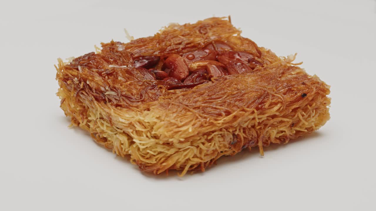 postre turco kunefe aislado sobre un fondo blanco