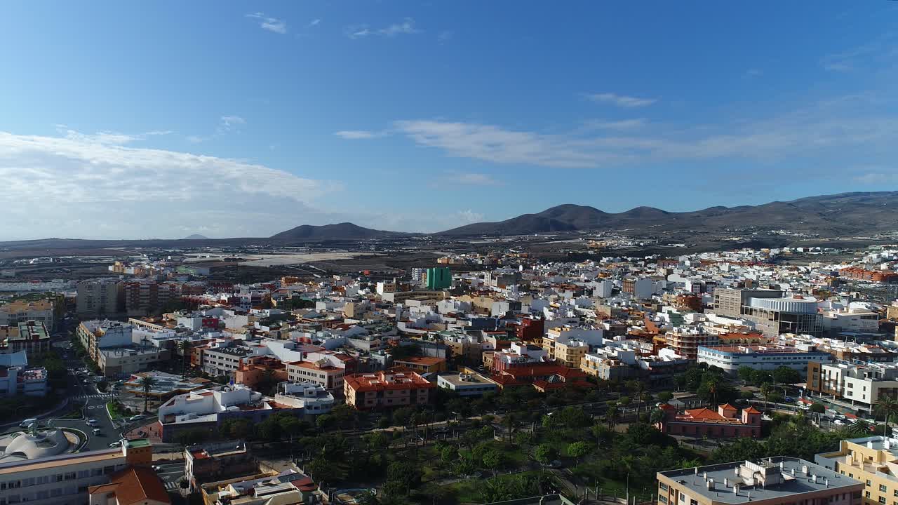 Vista Panorâmica Aérea de uma Cidade Mediterrânea com Montanhas