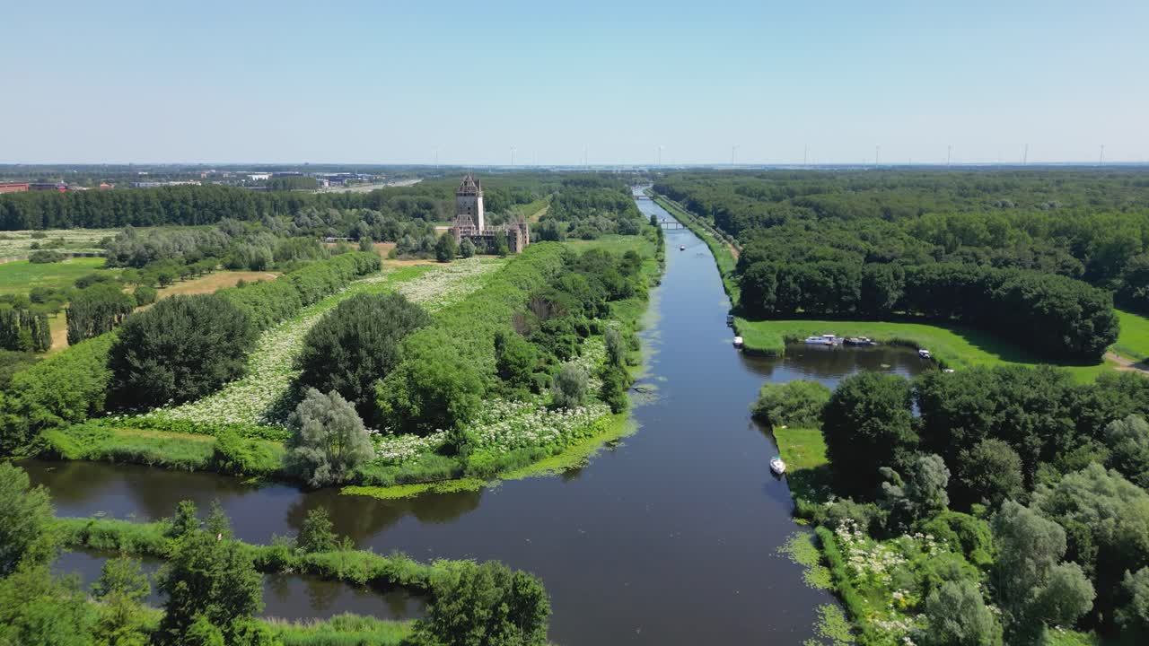 drone aéreo disparado sobre un parque natural, canal de agua, castillo abandonado de la ciudad de almere, provincia de flevoland, países bajos