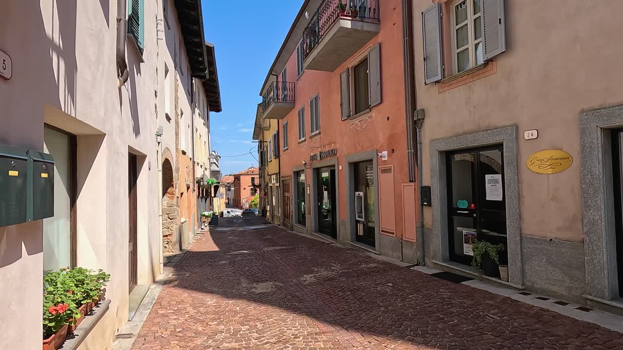 casas coloridas en una pintoresca calle de ladrillo