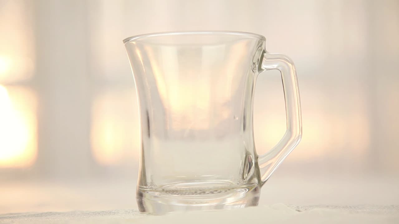 컵 에 검은 차 를 만드는 것