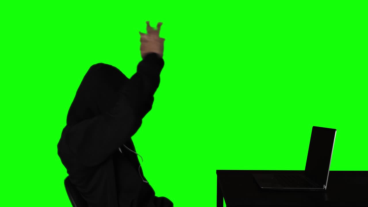 해커가 비밀 정보를 치는 데 성공합니다.