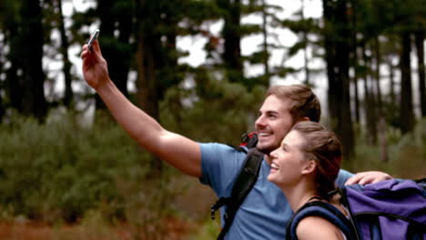 una pareja tomando una selfie en una caminata