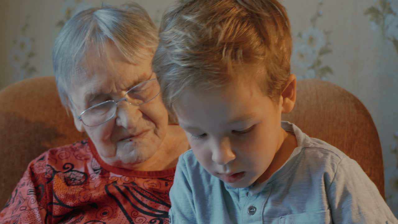 Barnbarn kysser sin mormor