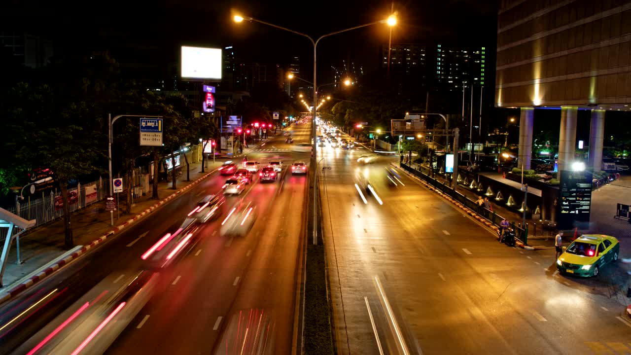 도시 도로의 야간 교통. 타임 스