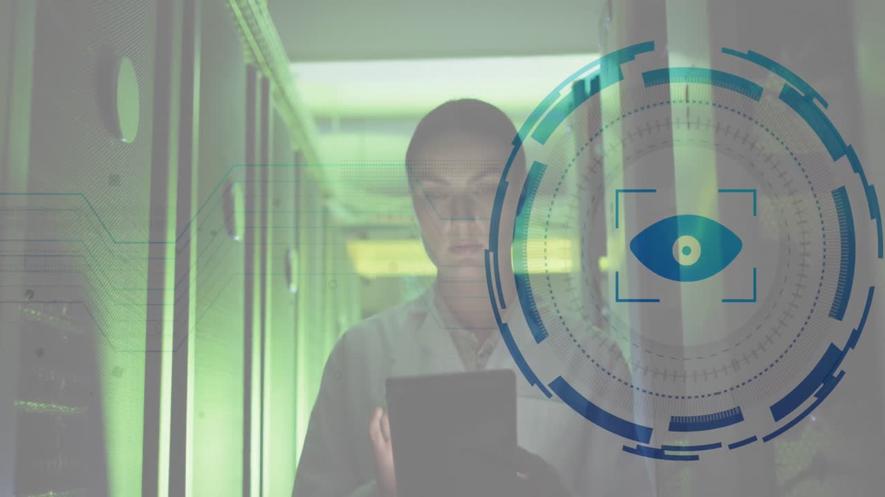 animación de ojo sobre ingeniera caucásica caminando y usando tableta digital en la sala de servidores