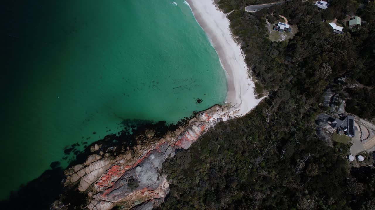 Jeanneret Beach con oceano turchese in Tasmania, Australia - Scatto con drone