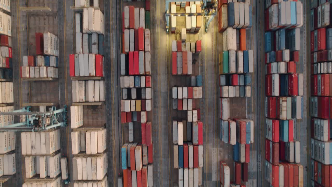 Top-down droneoptagelse, der bevæger sig fremad, af containerterminalen i Algeciras havn, Spanien