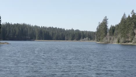 Hiking-along-beautiful-lakes-in-the-Harz-national-Park-in-Germany,-Europe