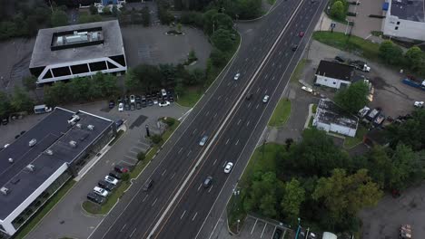 imágenes aéreas de negocios a lo largo de una carretera suburbana por la mañana.